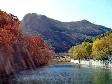 姐妹花模特萌琪琪和程梓废墟展示